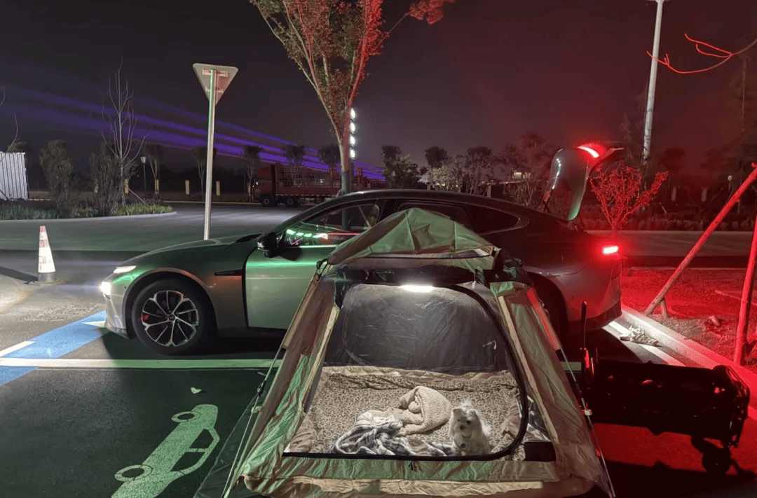 庆期间年轻人旅行掀起“帐篷过夜”热潮AG真人游戏地址不住酒店住帐篷！国(图2)